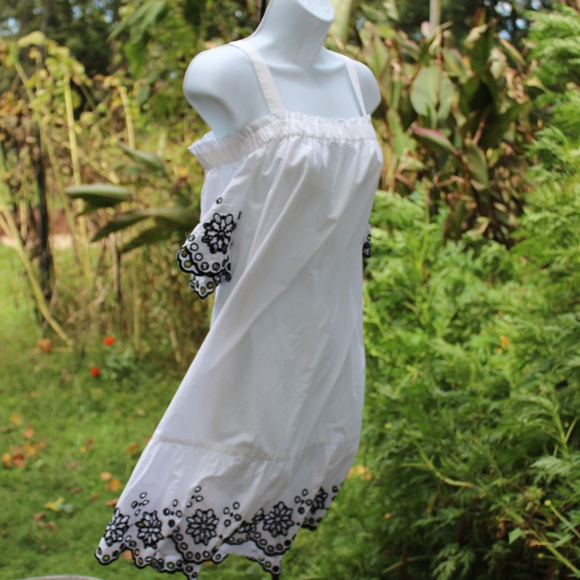 Vineyard Vines Off-Shoulder White Dress with Navy Embroidery - Picture 3 of 8